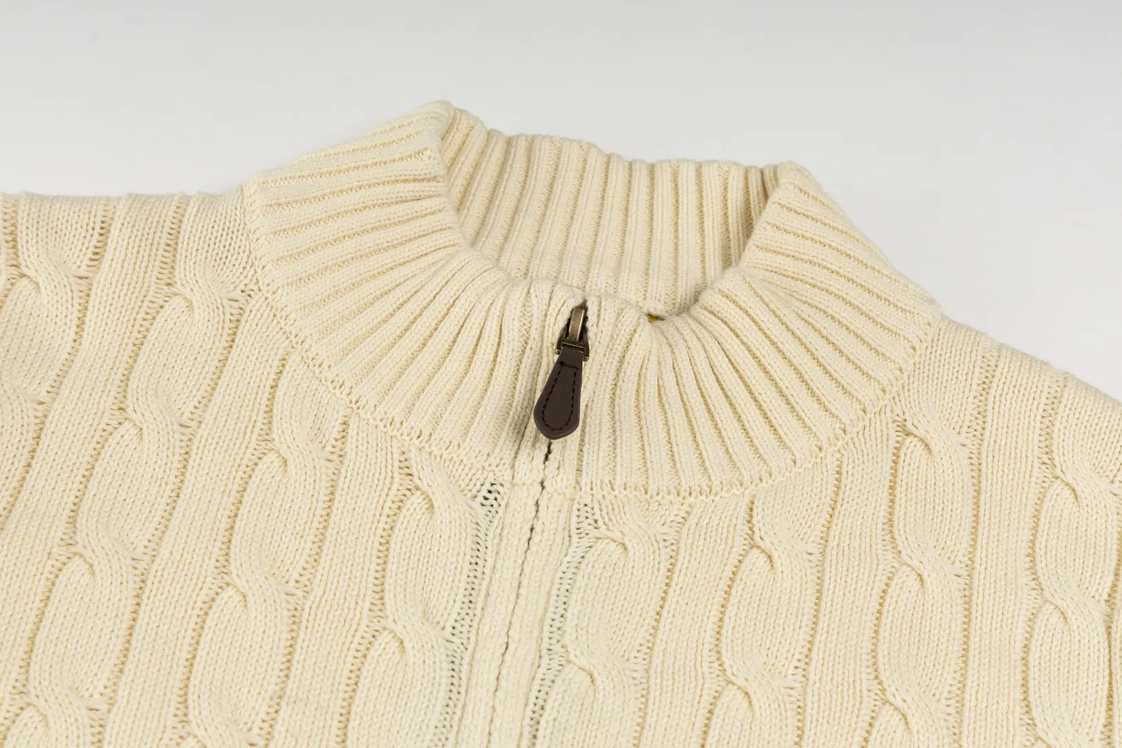 P260 #R98 RALPH LAUREN Ralph Lauren nine-color classic small label embroidery logo full zipper knitted cable cardigan sweater, high-density LOGO embroidery on the chest, original customization of tag accessories. Made of pure cotton yarn, pure cotton is skin-friendly and comfortable, small label war horse embroidered twist zipper cardigan sweater 🐎 high quality, follow the blogger to learn how to wear it! Let’s buy a Ralph Lauren cable sweater. It’s a super hard-to-find series after it became popular. It’s hard to find one on the official website. It’s simple and practical to wear, with a lazy and loose feel. The thickened fabric has more texture, feels soft and delicate, and has a loose fit. Whether worn alone or layered, you can wear different styles of fashion with just one piece!   Size：XS S M L